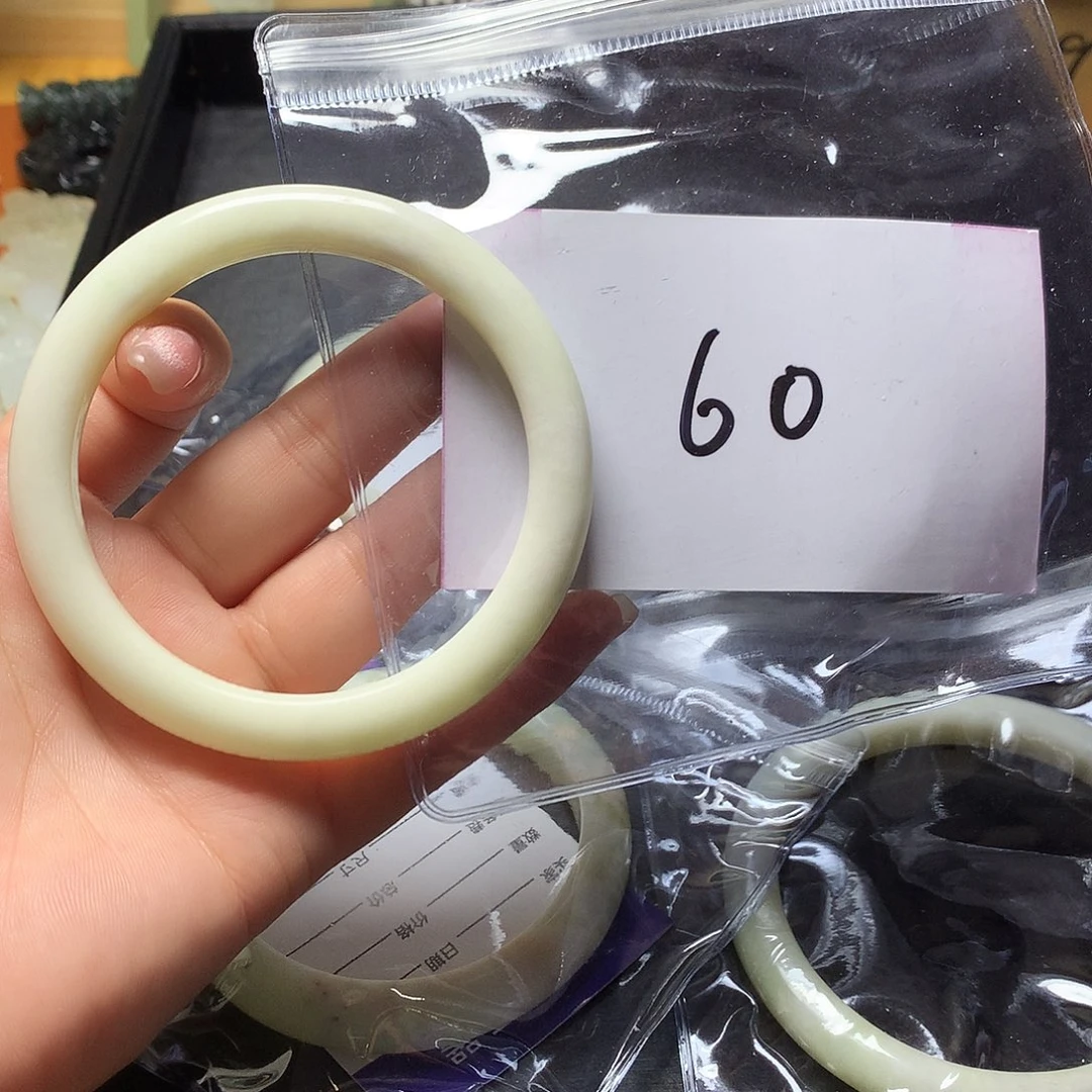 蛇纹石玉颈饰合金