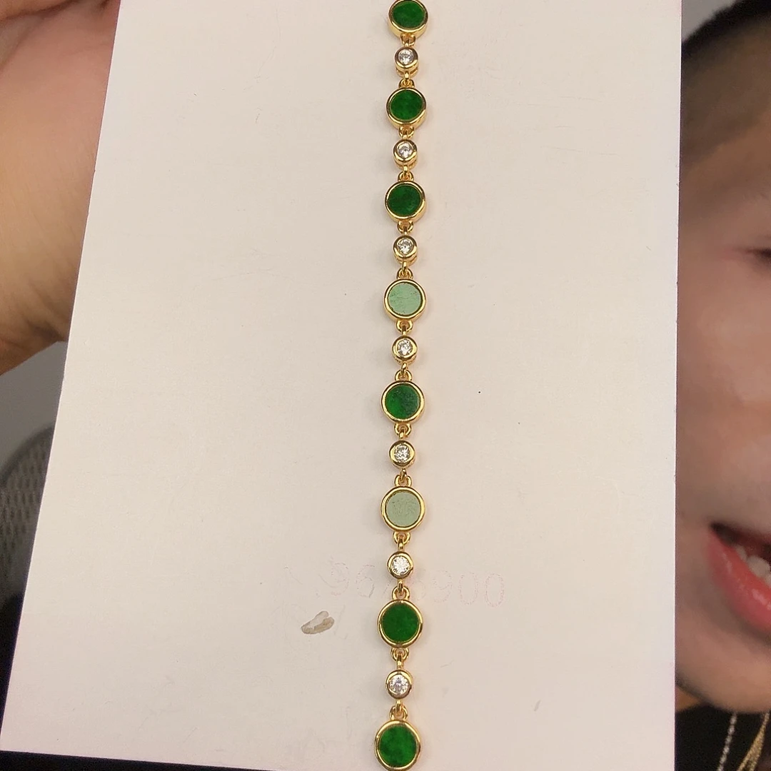 翡翠未镶嵌颈饰一件