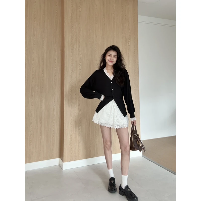 张阿星时髦早夏温柔优雅蕾丝拼接撞色收腰V领衬衫+可爱百搭裙裤