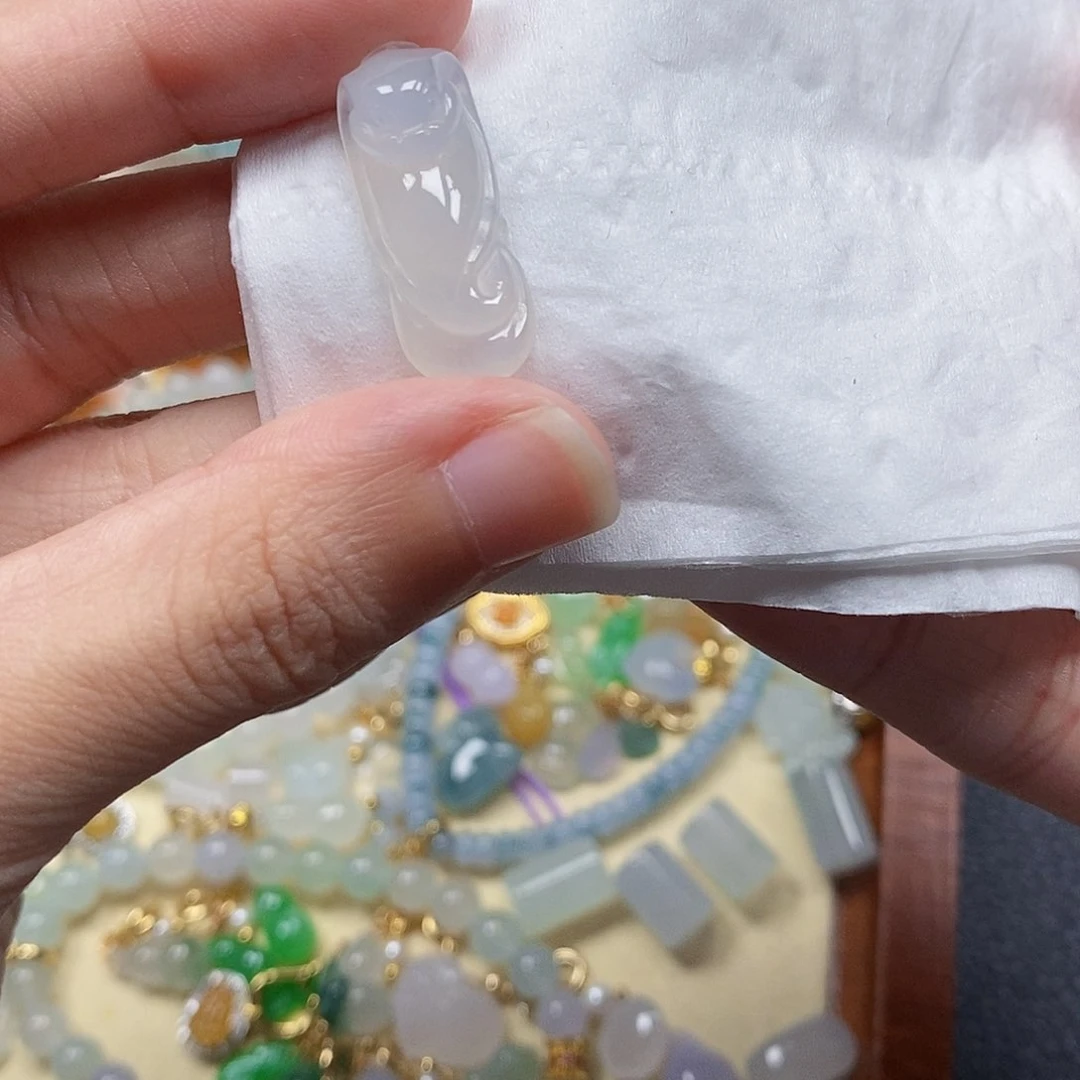 翡翠未镶嵌颈饰闪