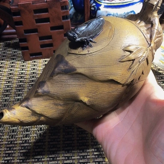 紫砂茶壶原矿泥料手工制作的紫砂壶。