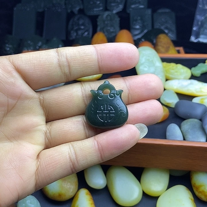 颈饰未镶嵌和田玉