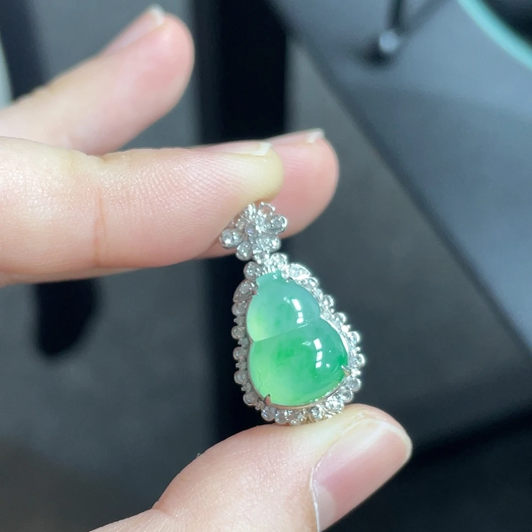 翡翠18K金镶嵌颈饰冰飘绿葫芦