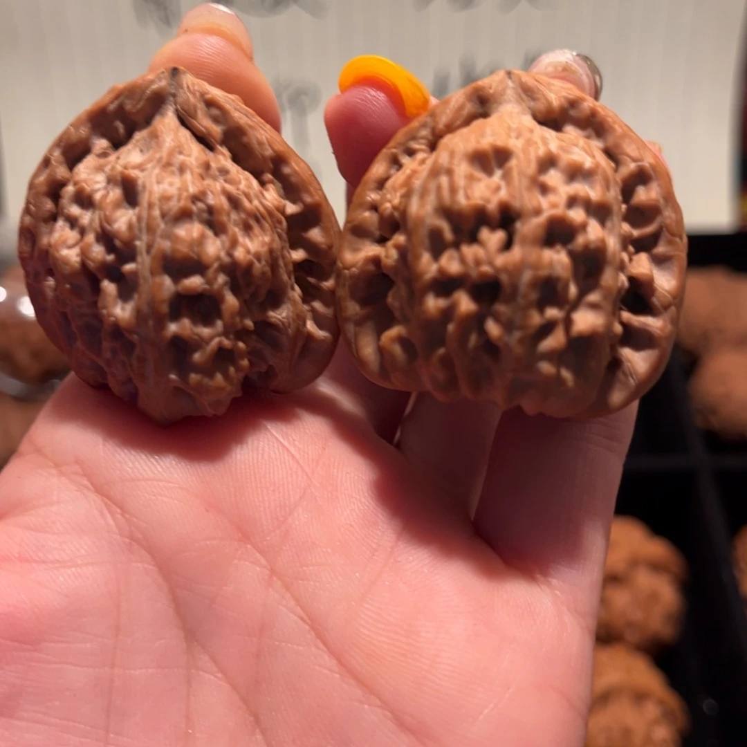 把件桃核三角白狮子