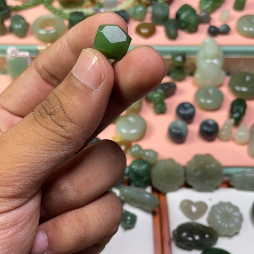 木***子和田玉未镶嵌颈饰