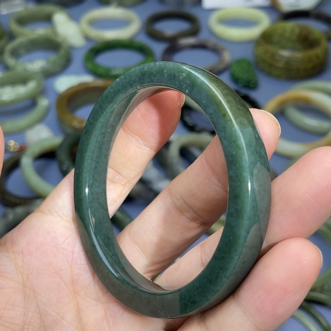 未镶嵌手镯和田玉（青玉）58.6mm 有一处抛光痕迹