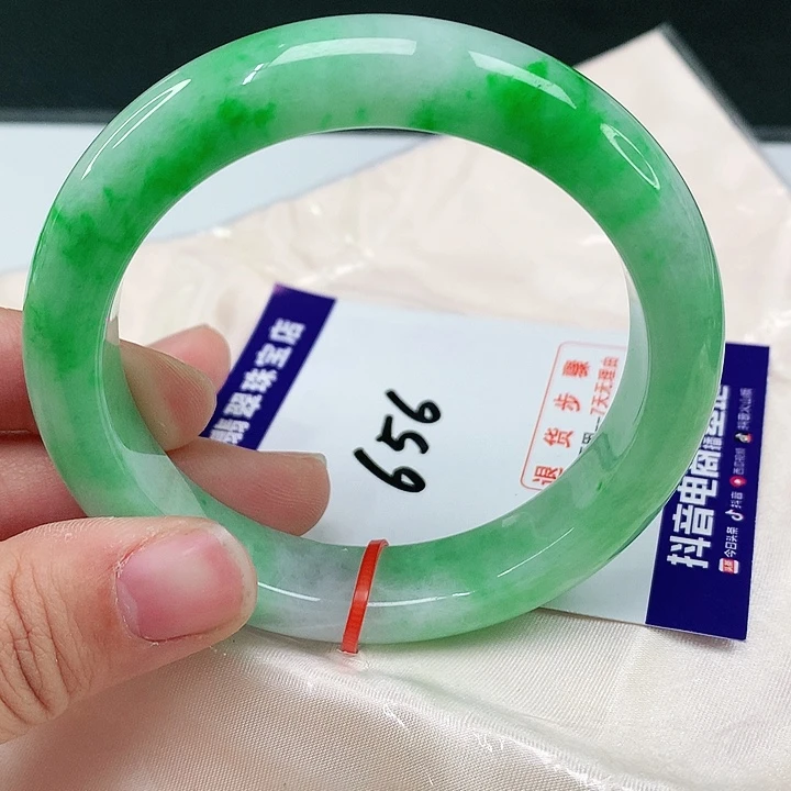 翡翠手镯未镶嵌翡翠