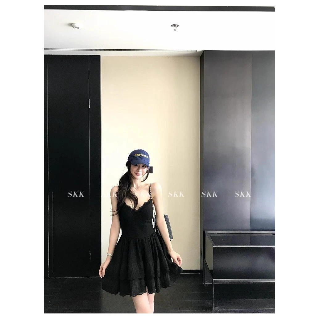 【五一出游】素盏生花亚麻蕾丝拼接黑色吊带连衣裙女高级气质甜美风