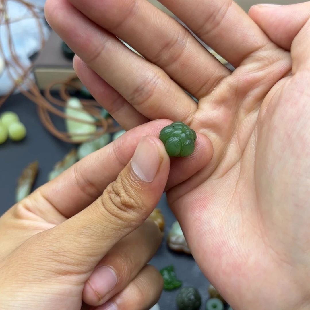 水***婷和田玉未镶嵌颈饰
