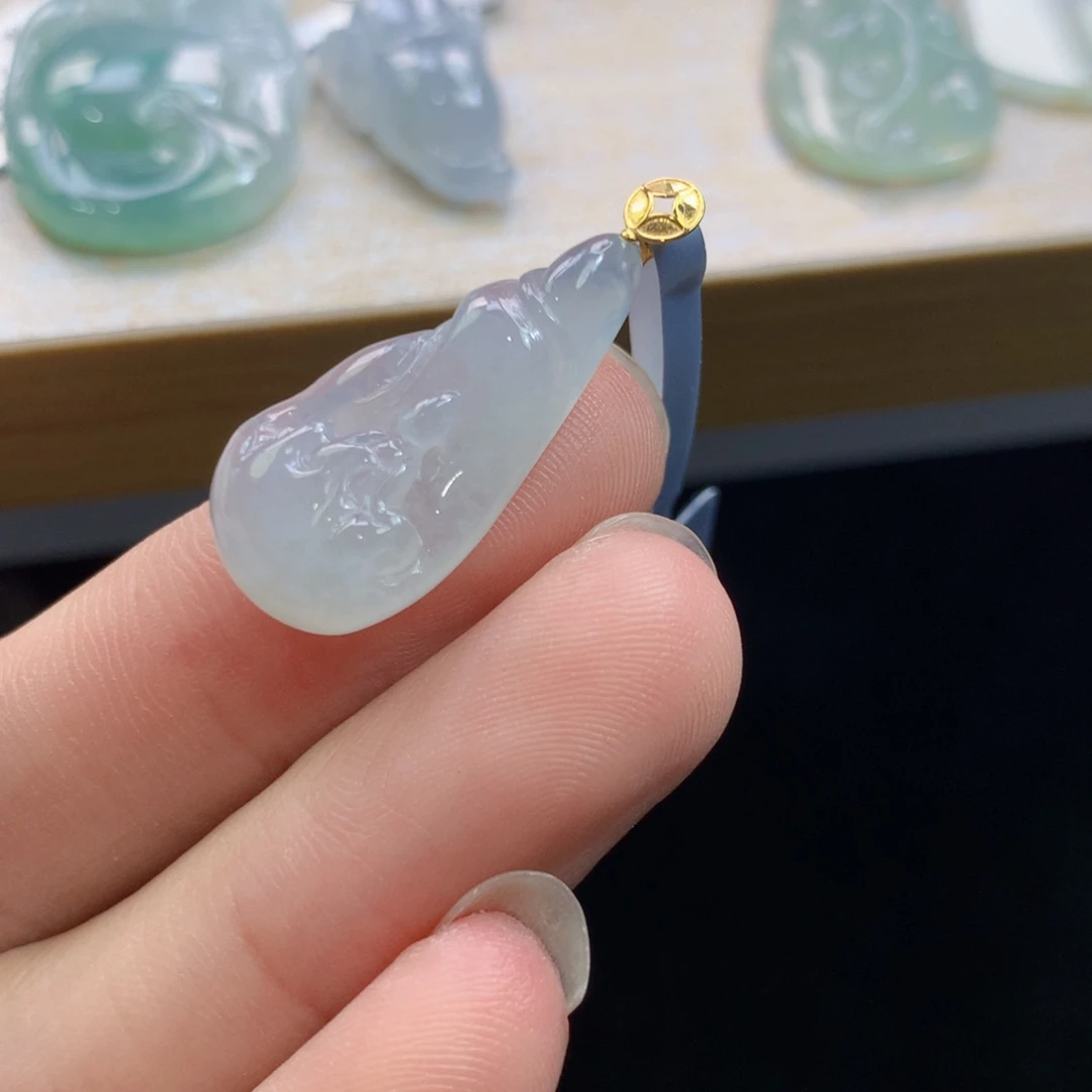 颈饰18K金镶嵌翡翠吊坠
