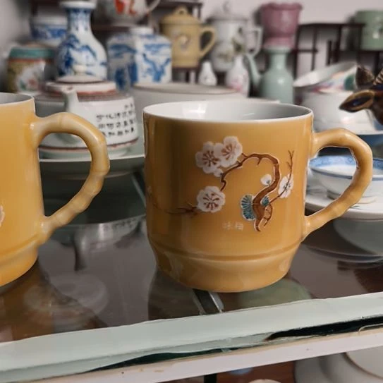 ·***·黄釉小号堆白窑彩杯微瑕