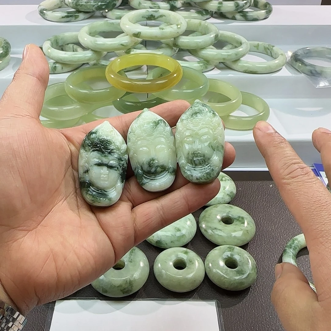 透闪石-蛇纹石玉未镶嵌颈饰