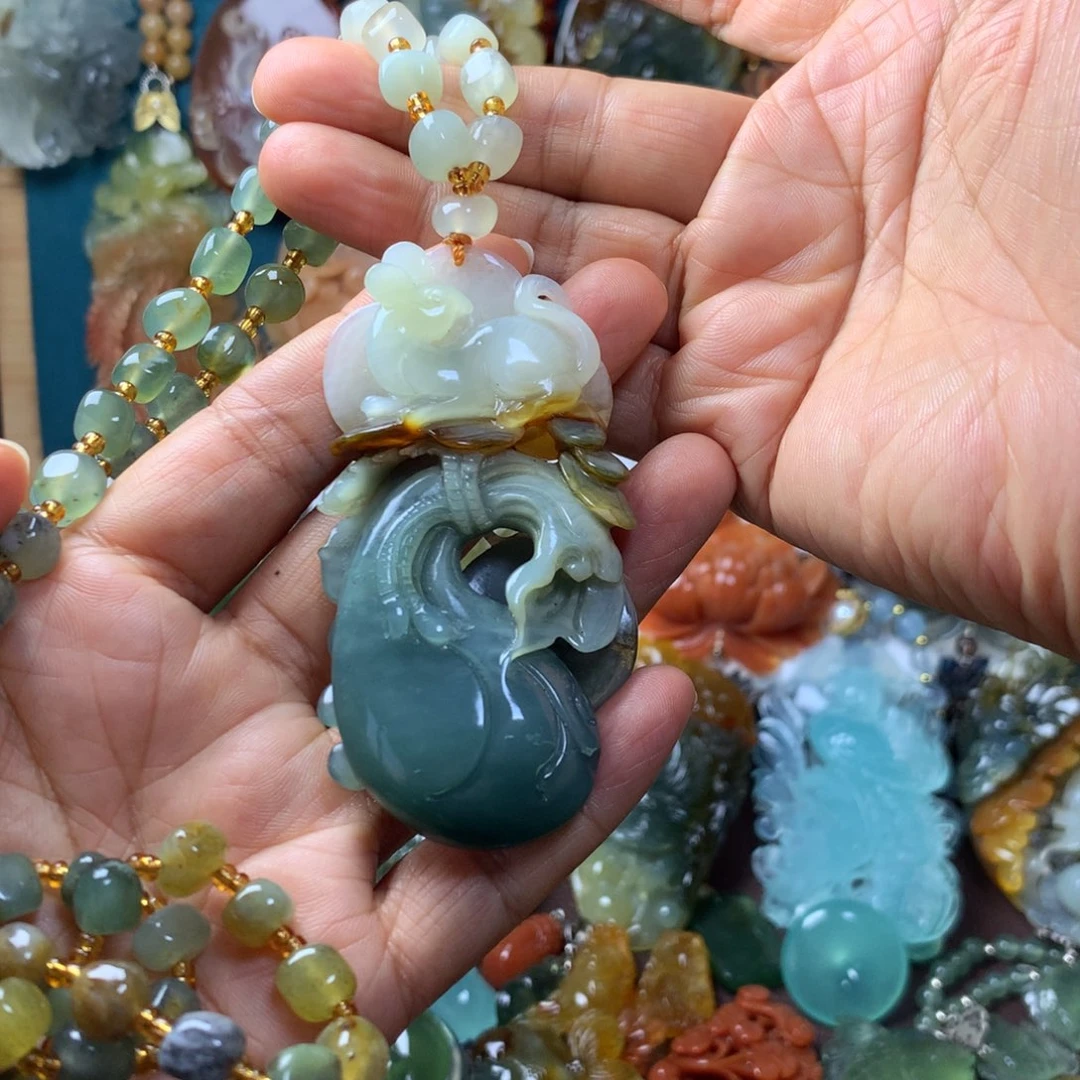 蛇纹石玉未镶嵌挂坠