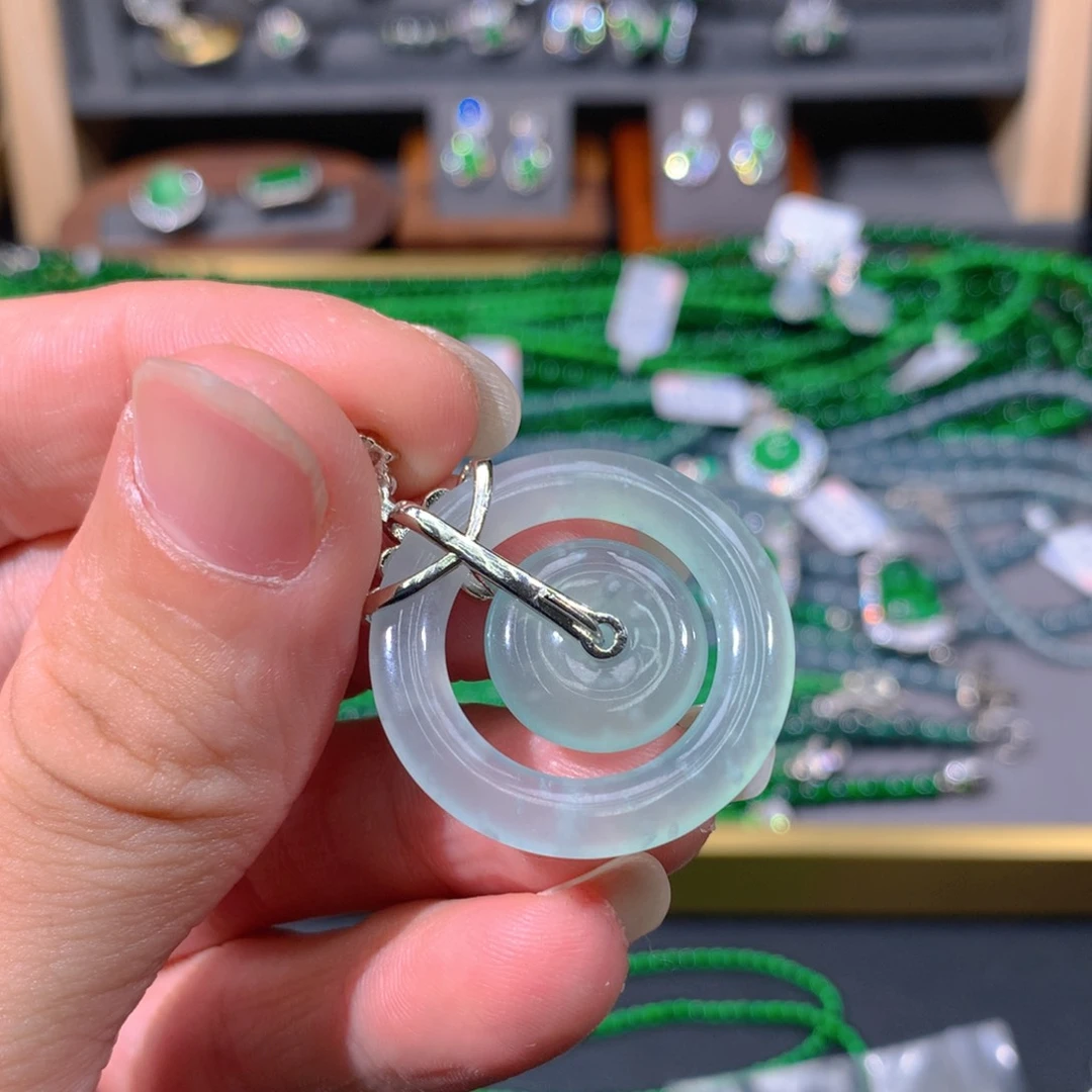 翡翠吊坠(赠链)未镶嵌天然