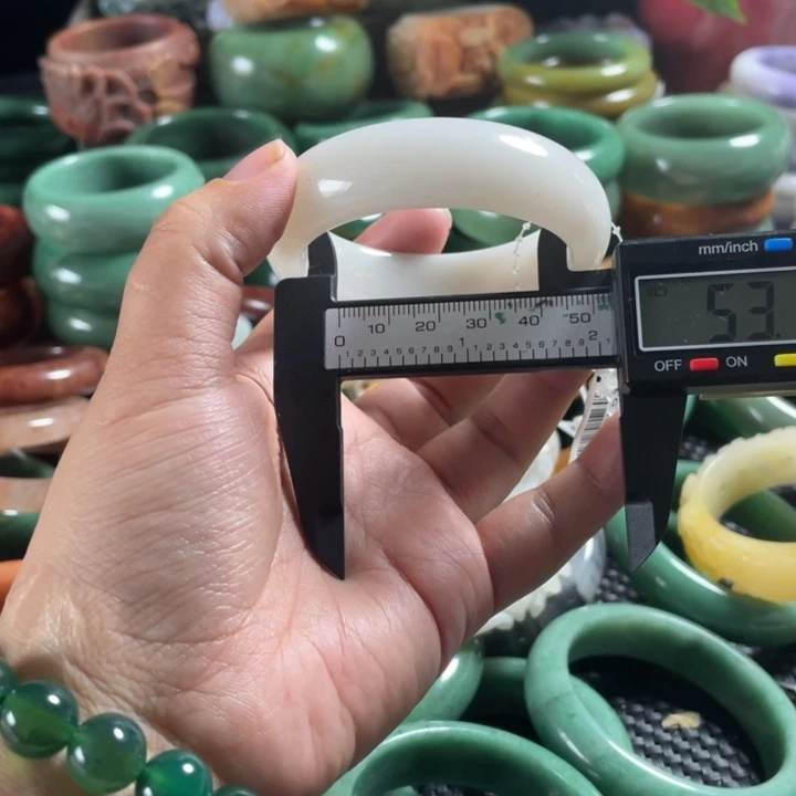 石英质玉（非洲翠）手镯未镶嵌