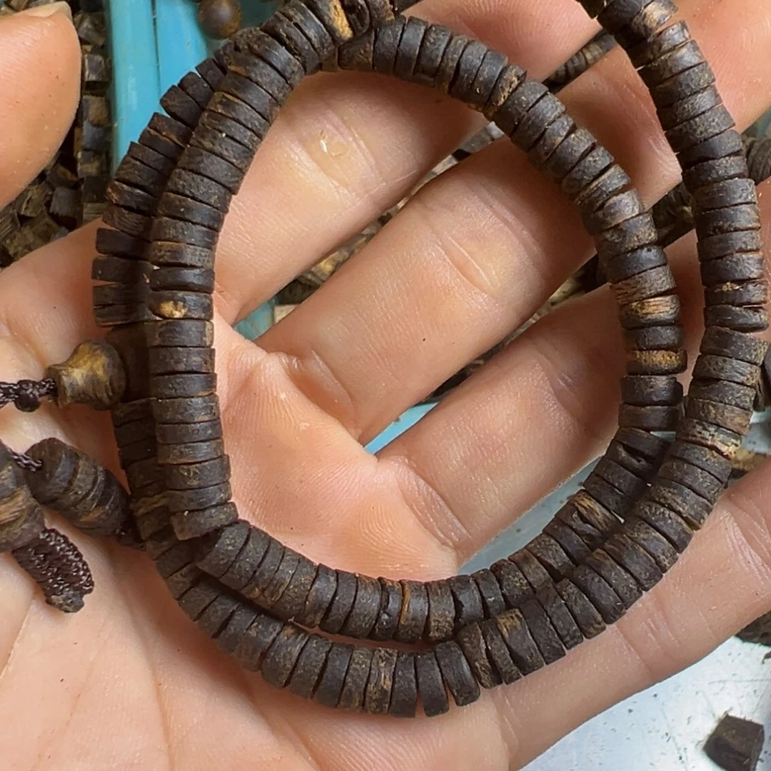 S***王沉香碎屑沉香凹身品种卡0.6沉水片珠11克