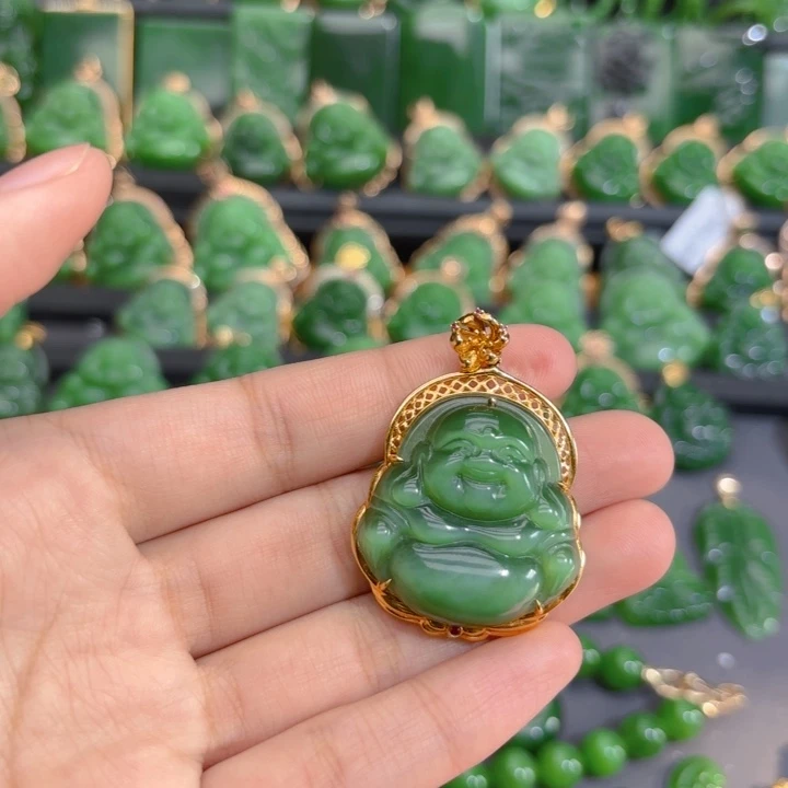 颈饰18K金镶嵌和田玉（碧玉）