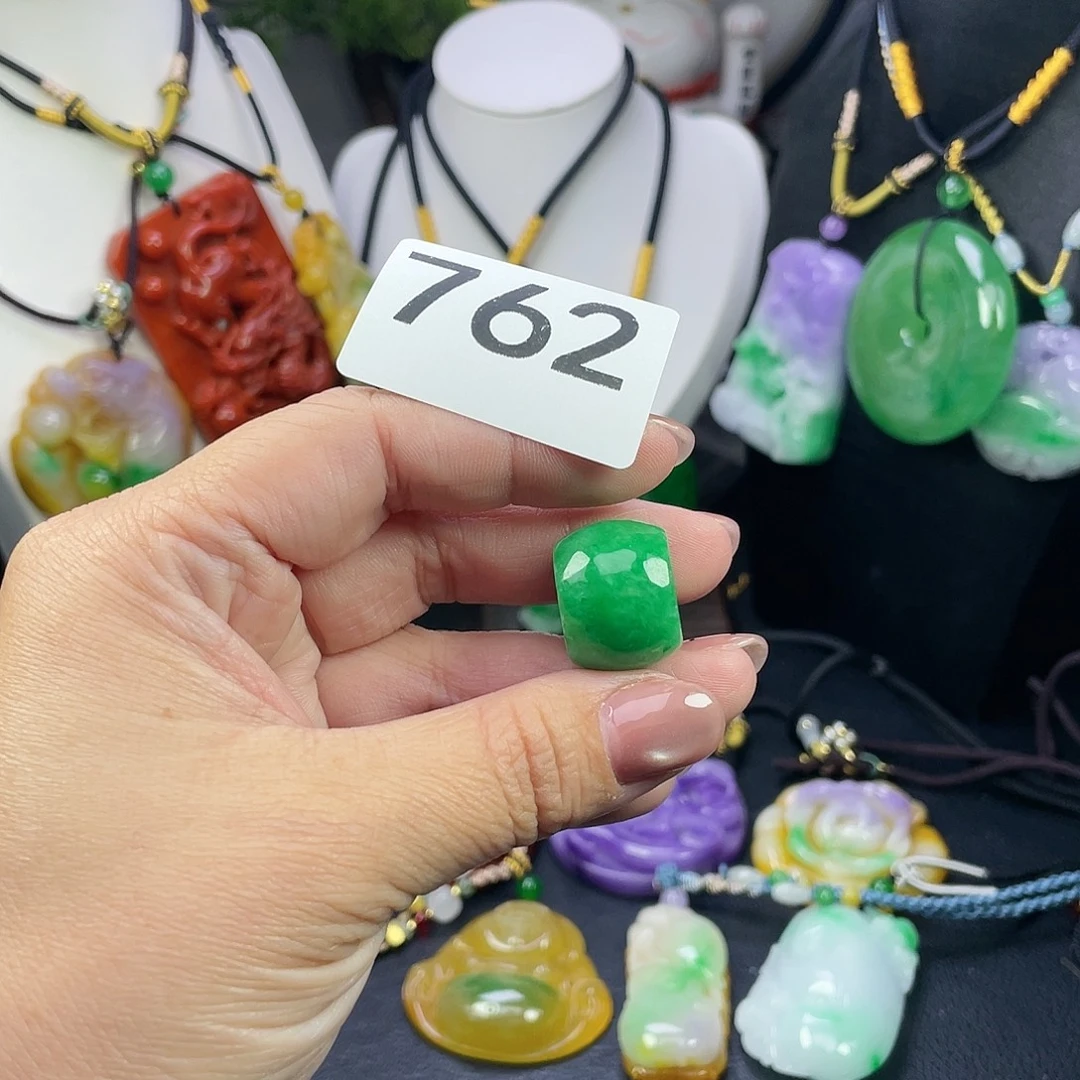 翡翠未镶嵌吊坠(赠链)