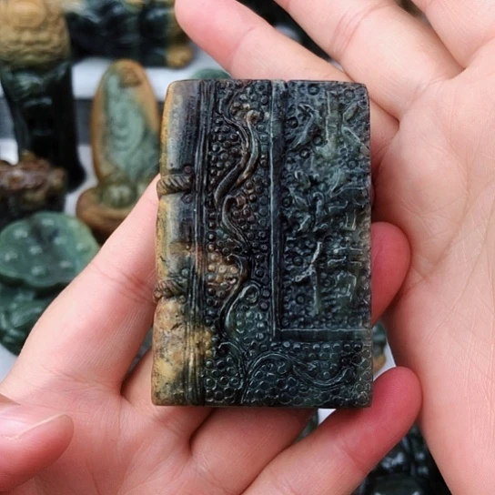 未镶嵌岫岩河磨玉（透闪石质玉）把件