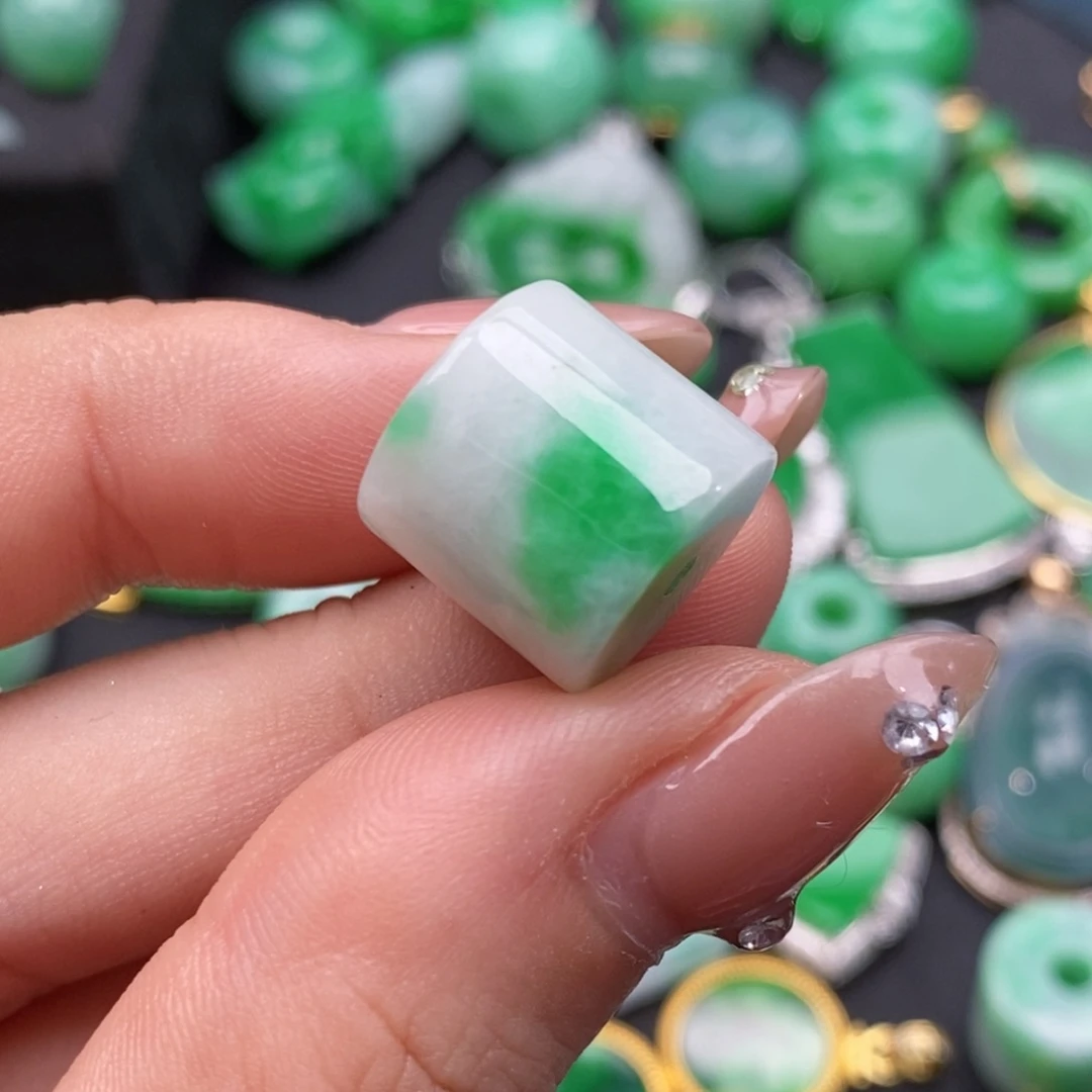 翡翠颈饰未镶嵌小**?翡翠