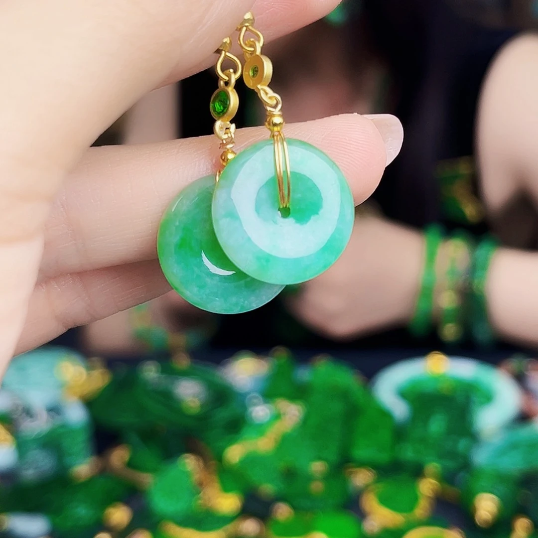 翡翠未镶嵌颈饰多样性