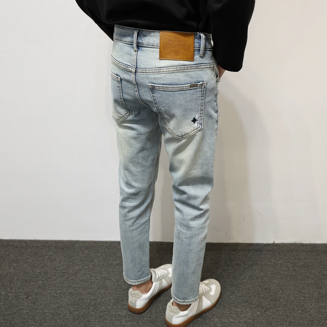 牛仔裤男款修身小脚春秋新款浅蓝色百搭九分裤刺绣猫抓破洞弹力潮