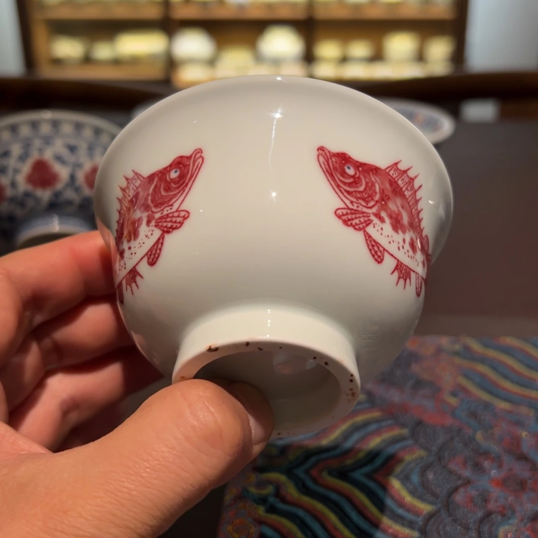 陶微瑕青花釉里红三面鳜鱼压手杯口径约9.5厘米