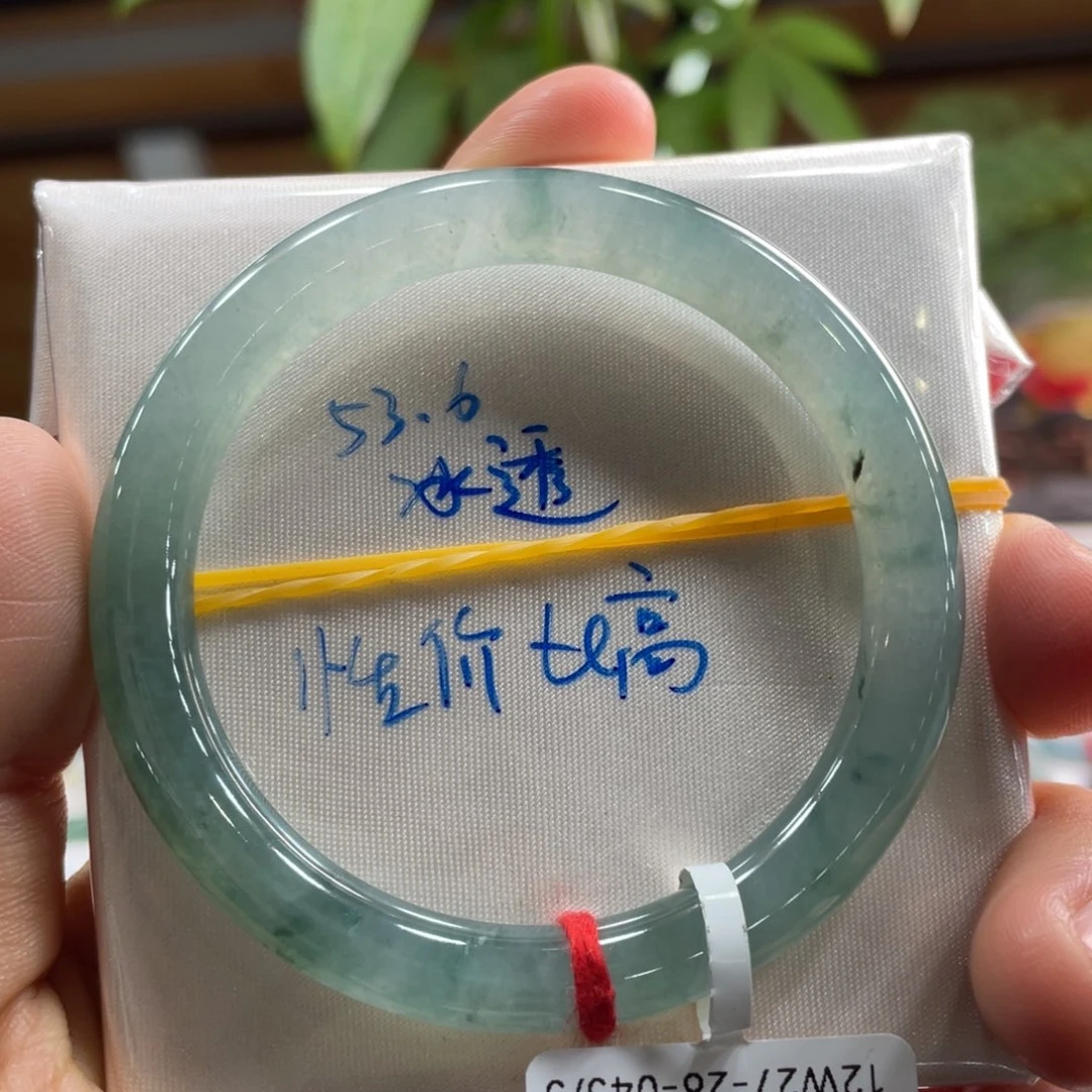 翡翠手镯未镶嵌翡翠