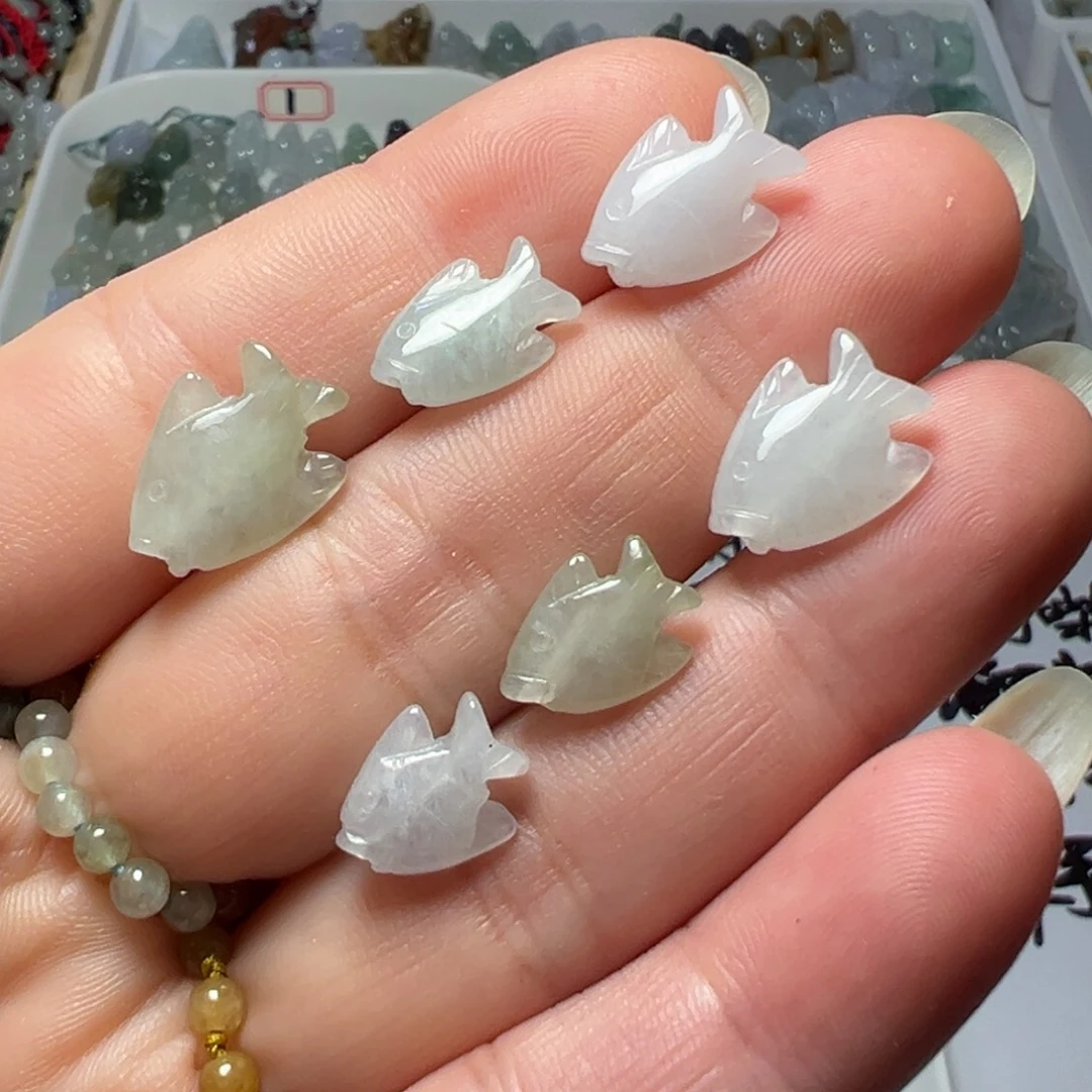 翡翠未镶嵌颈饰通孔小鱼6个处理100块