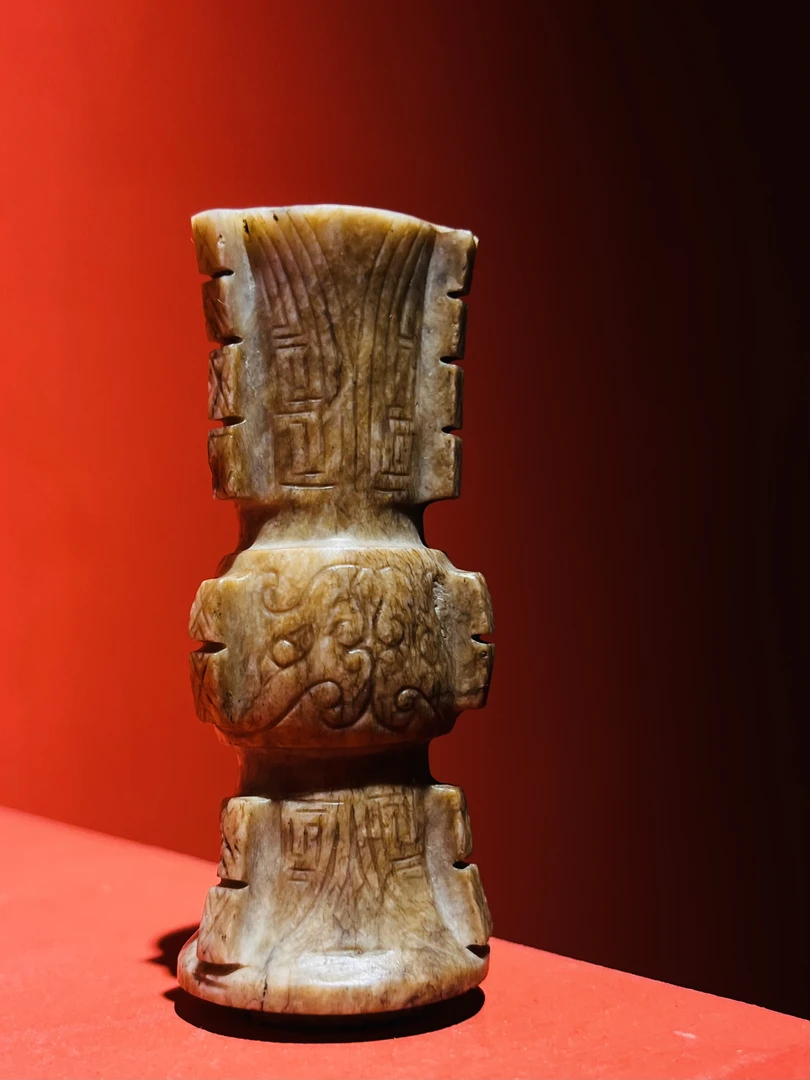 和田玉出脊玉瓶摆件