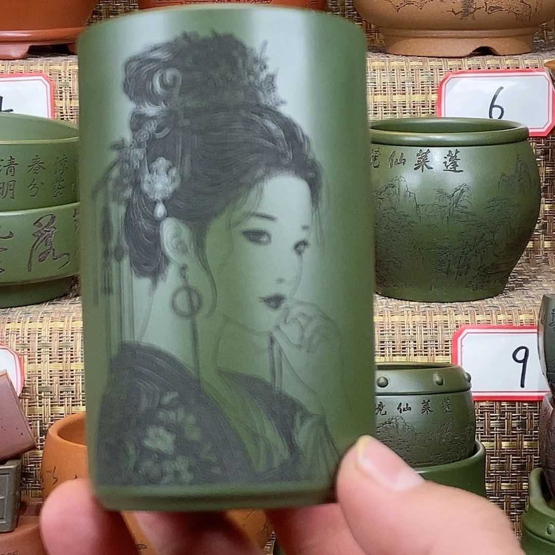 紫砂花盆在外面玩