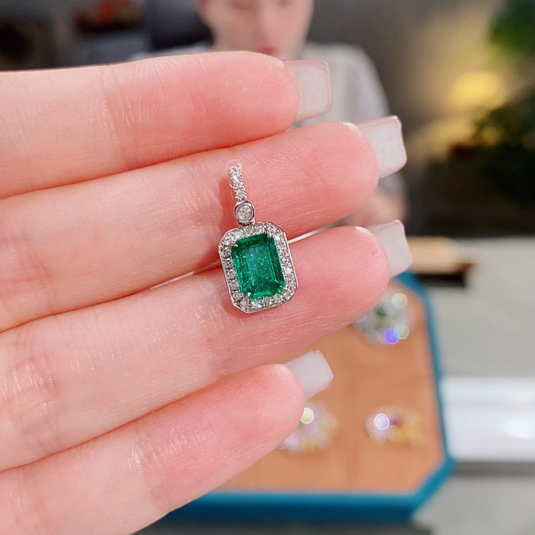 18K金镶嵌颈饰祖母绿0.79ct