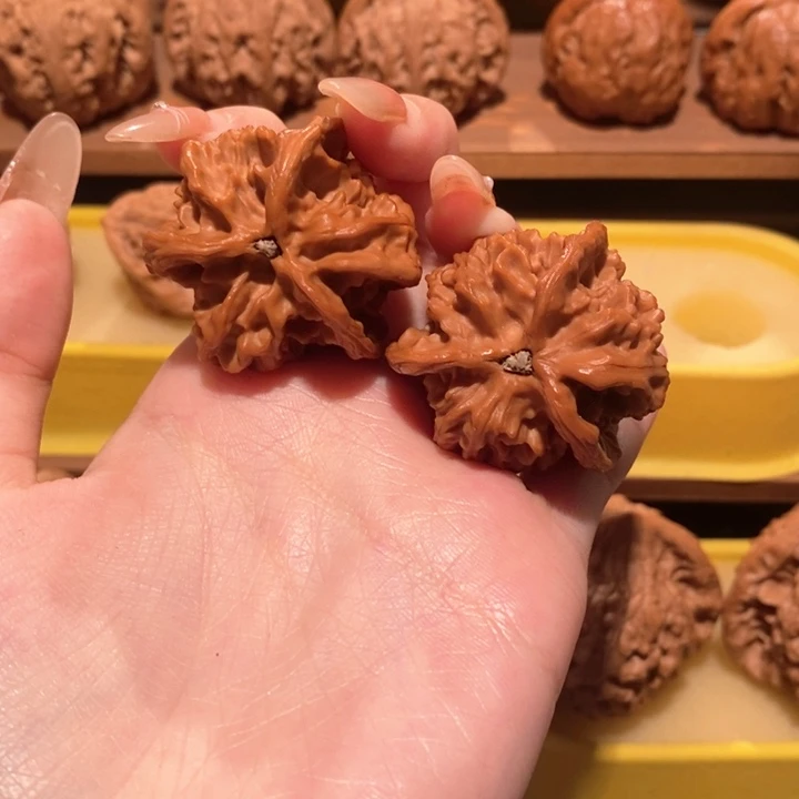 文玩核桃吊坠B****t三棱