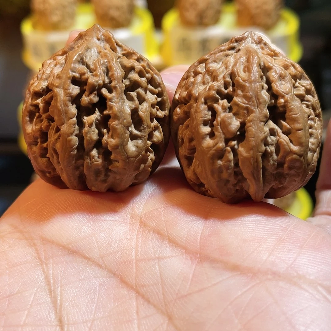 文玩核桃吊坠绣球