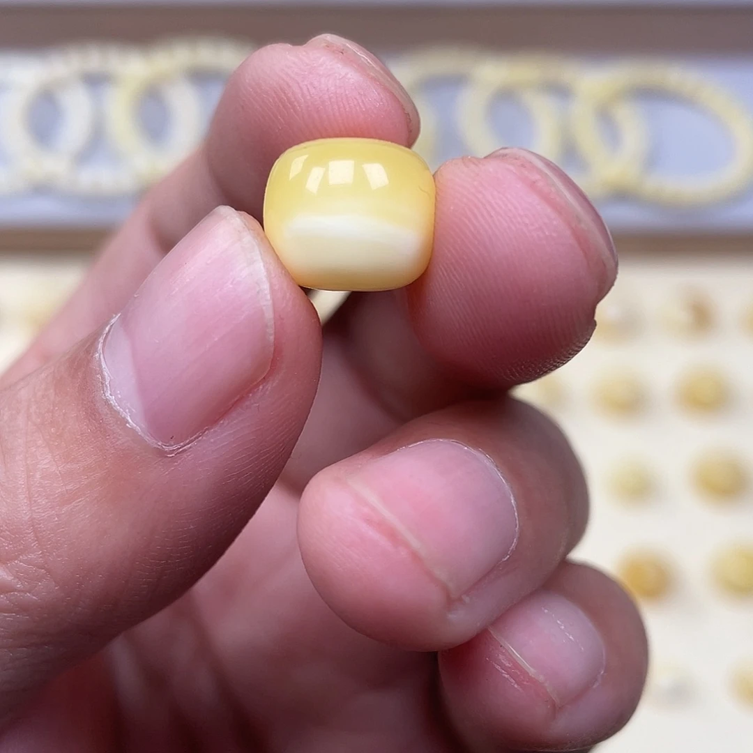 琥珀未镶嵌裸石11.4