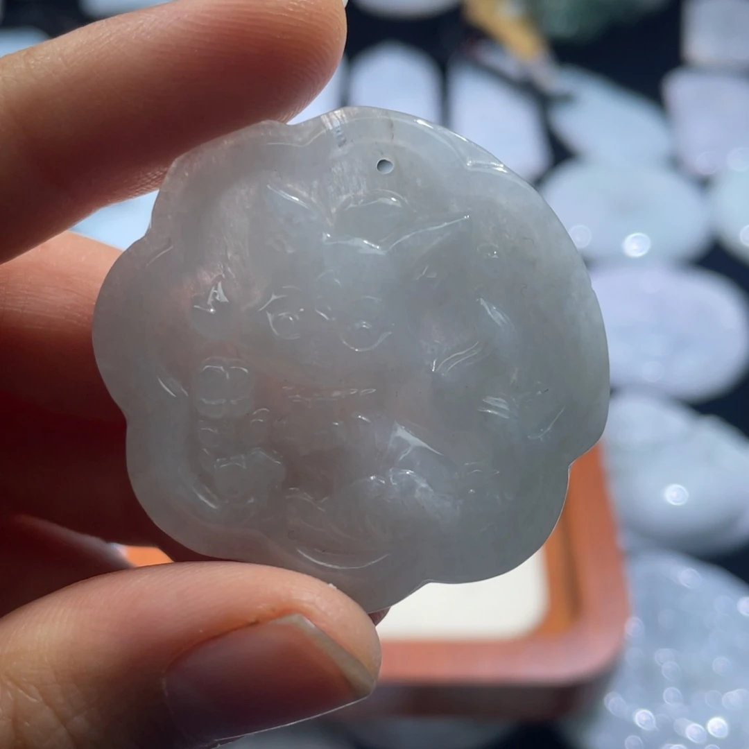 翡翠未镶嵌颈饰狐狸，瑕疵