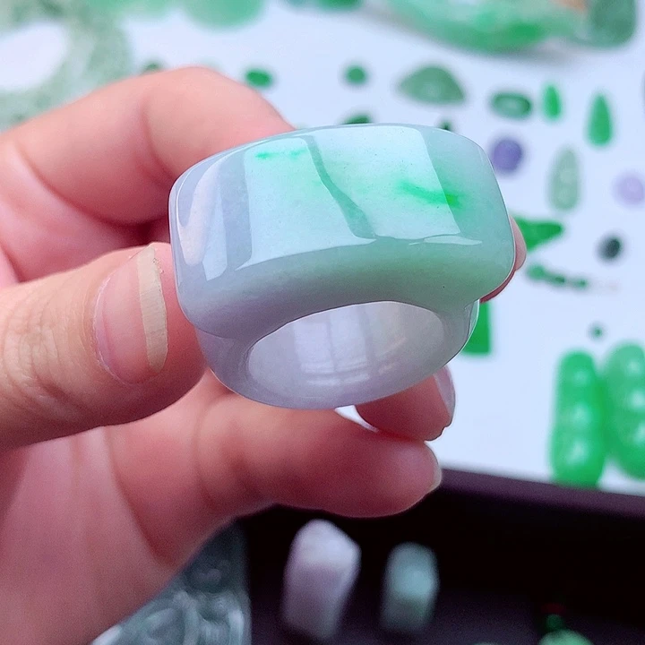 翡翠未镶嵌吊坠(不含链)春带彩版指