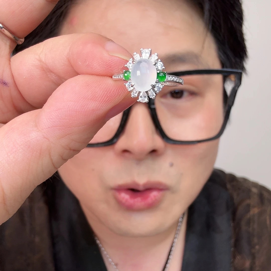 翡翠未镶嵌颈饰一件