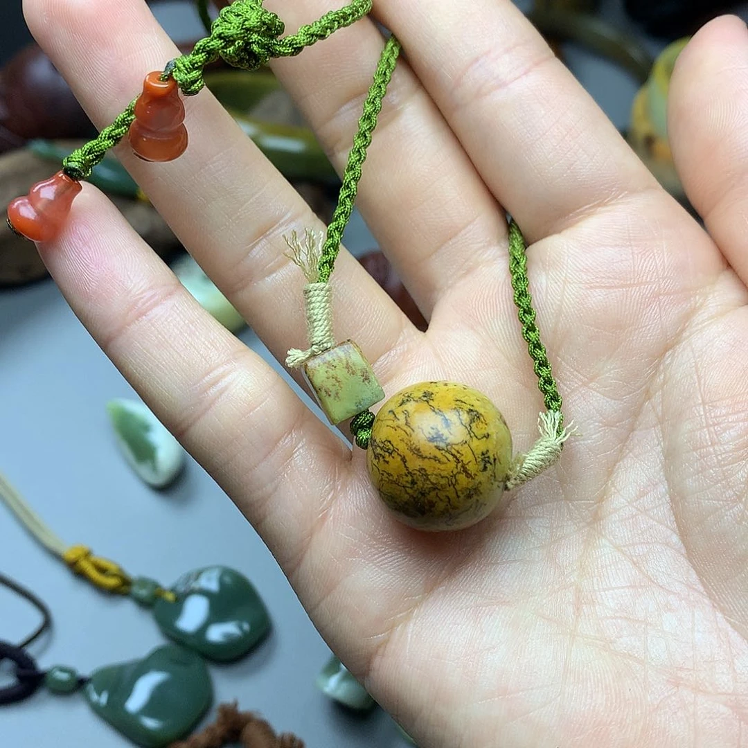 透闪石质玉挂件未镶嵌小**?