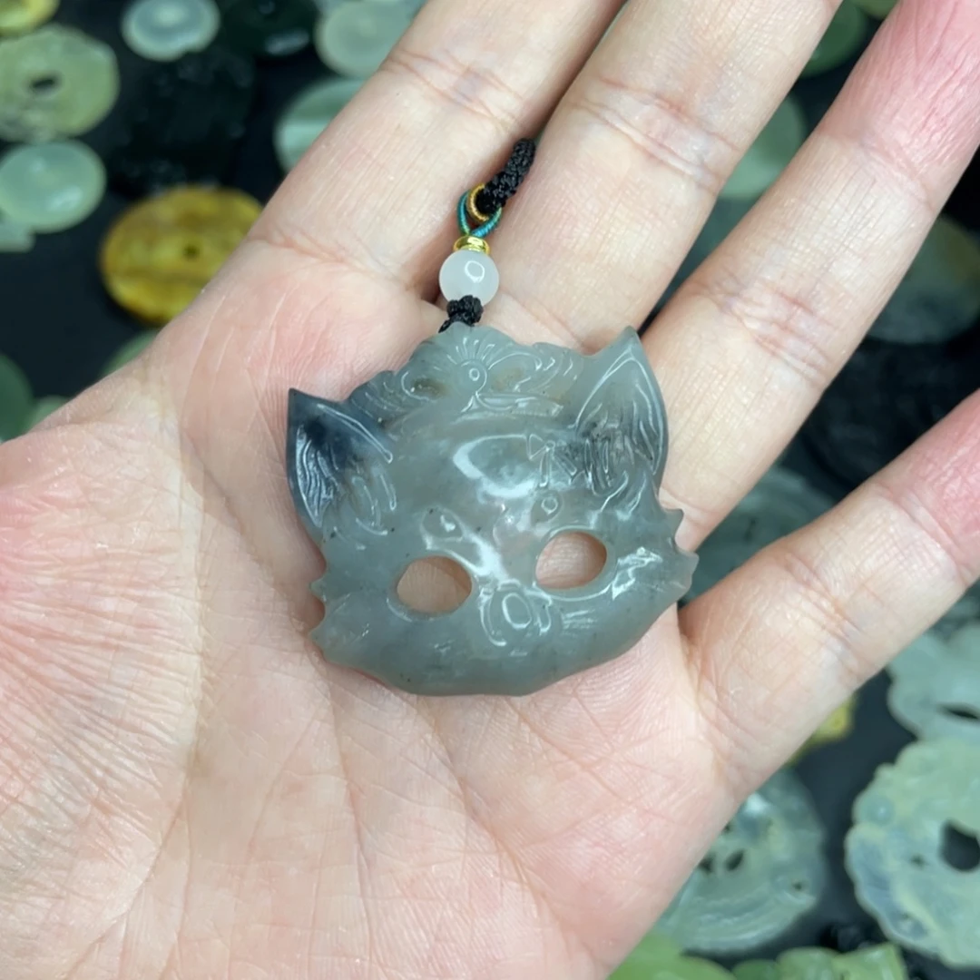 岫玉未镶嵌颈饰猫猫