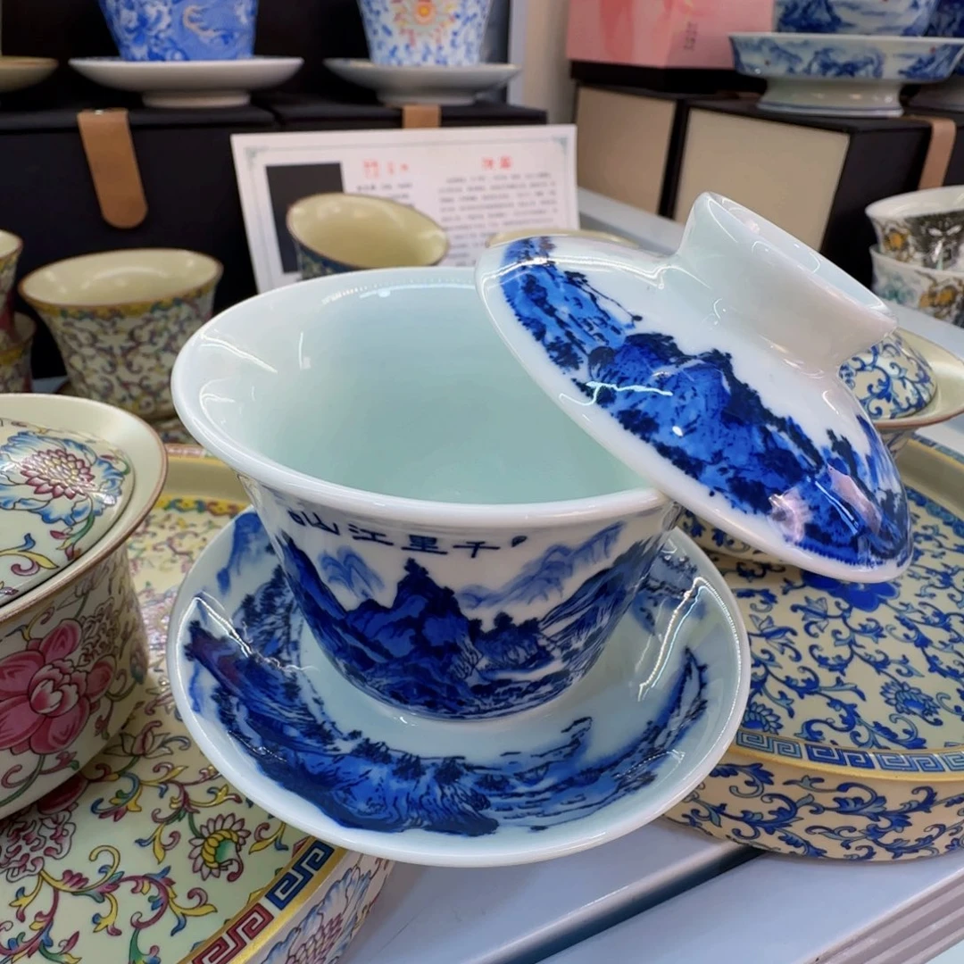 这些盖碗很漂亮我很喜欢！！