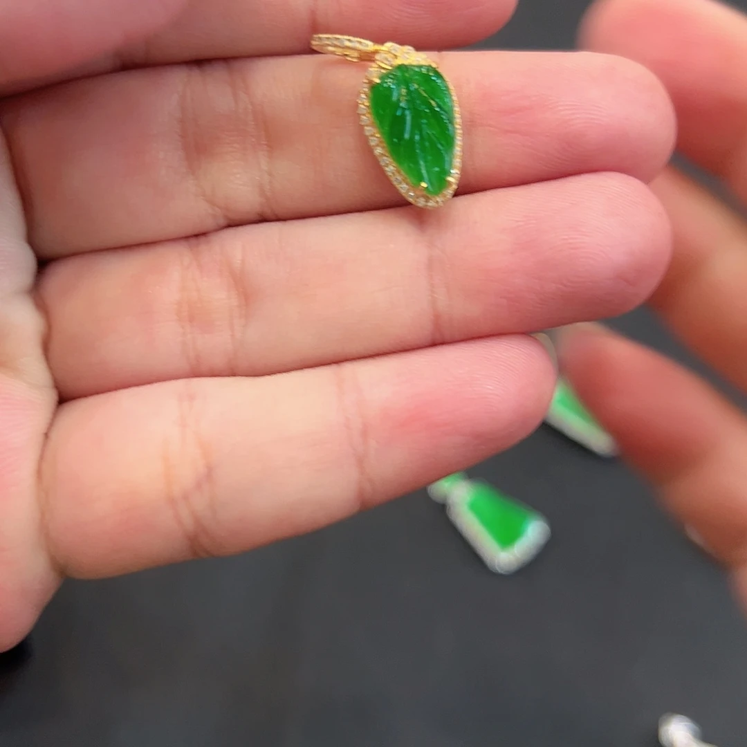****店翡翠18K金镶嵌颈饰