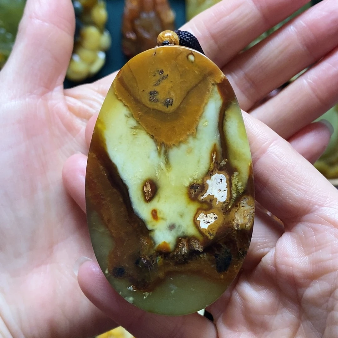 岫玉未镶嵌吊坠(赠链)