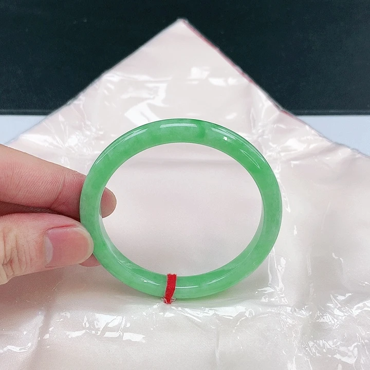 翡翠未镶嵌手镯圈52。40105