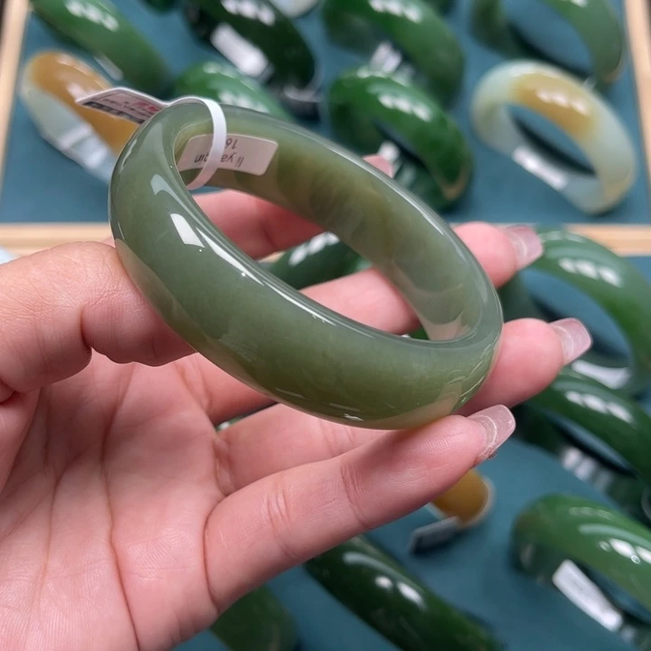 和田玉未镶嵌手镯