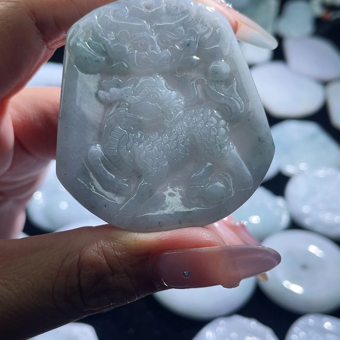 翡翠未镶嵌颈饰麒麟