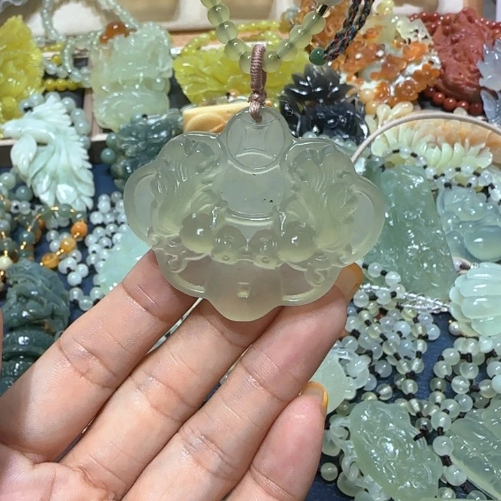 未镶嵌蛇纹石玉吊坠