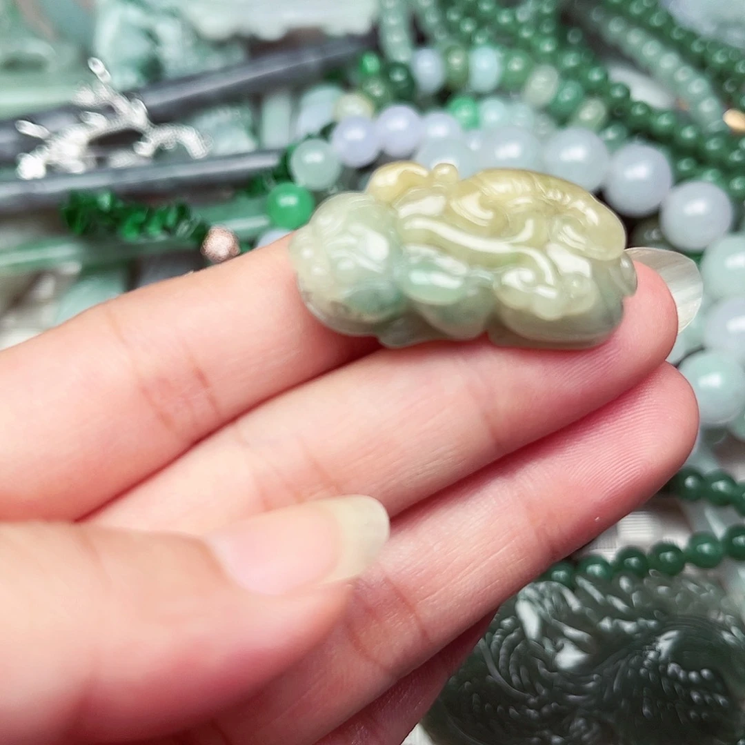 翡翠挂件未镶嵌翡翠