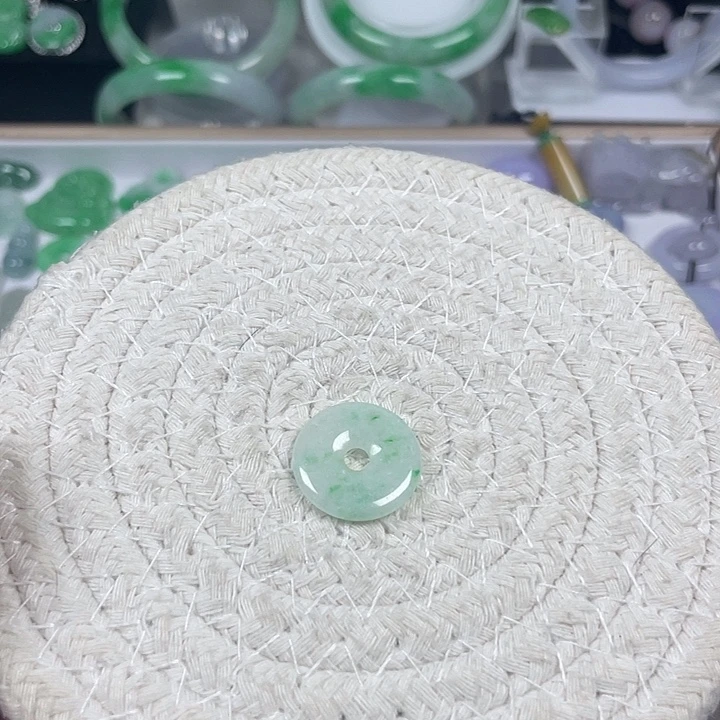 翡翠未镶嵌颈饰1、平安扣