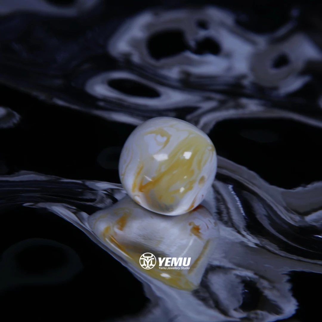 S35（10.1mm）10毫米漆白拉丝溶洞老型 一物一拍 天然俄料琥珀蜜蜡